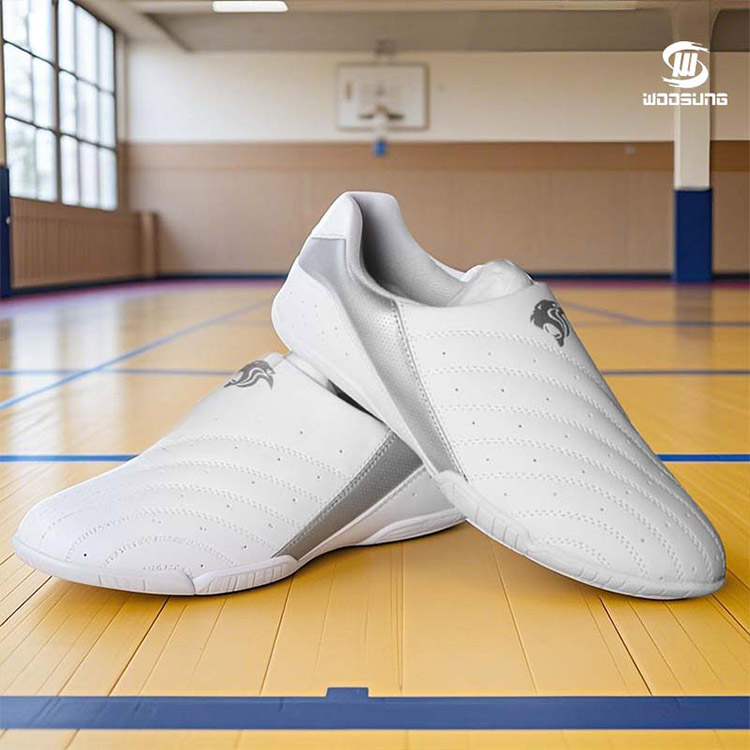 รองเท้าเทควันโดสีขาว